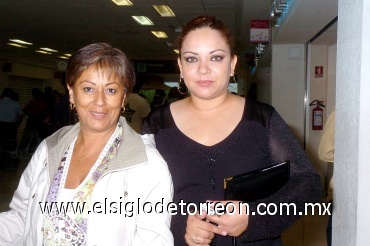 04072008
Norma Bárbara Bueno llegó de Los Ángeles, California y fue recibida por Lourdes de Perales