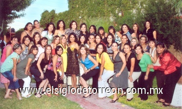 04072008
La festejada acompañada por familiares y amigas en su despedida de soltera