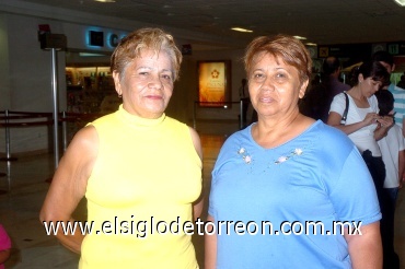 06072008
Esther Rojas viajó a Tijuana y la despidió Lilia Rojas