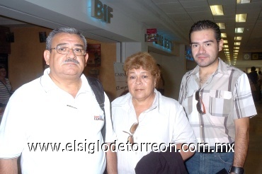 06072008
Ricardo Sánchez viajó a Tlaxcala y lo despidieron Catalina y Ricardo Sánchez