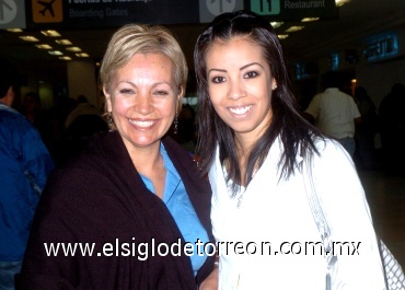 07072008
Magda Murguía llegó desde la Ciudad de México y la recibió Mónica López.