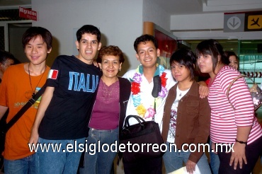 07072008
Rodrigo Mohr llegó desde Taiwán y lo recibió la familia Hernández Flores.