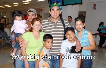 08072008
Carlos Ramírez viajó a California y lo despidieron Martha Nava, Marina Saracho, Édgar Ramírez, Mara Irel, Adrián y Eileen.