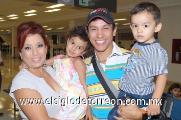 09072008
Lluvia de López, Alejandro y Antony López despidieron a René Espinoza, quien viajó a Centroamérica