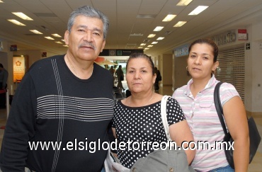 09072008
Ramón Martínez Pérez fue recibido por María del Pilar Villa y Ariazna Martínez, al llegar de Letonia