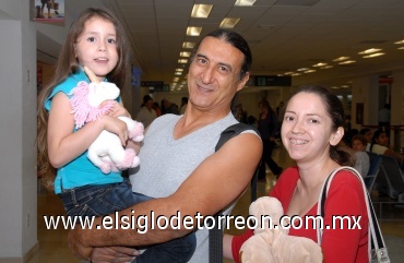 10072008
Nicole Hashempour Ledezma, Ray Hashempour y Lizeth Ledezma Saldivar viajaron a Puerto Vallarta de vacaciones