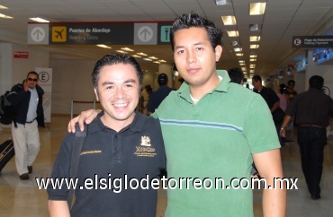 12072008
Carlos Gerardo Corral de León Jr. y Julio César Cervantes realizaron un viaje de negocios a Guadalajara