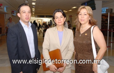 12072008
En el aeropuerto se encontraban Jesús Rodríguez Cabral, María Carmen Platas y Susana Pacheco