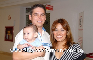 12072008
Para disfrutar de unas vacaciones en Guadalajara, viajaron Etelgina de Duarte y Jorge Duarte Cruz, por lo que fueron despedidos por Jorge Duarte