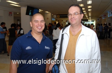 13062008
Alejandro Mendoza llegó desde Guadalajara y lo recibió Luis Arturo Agüero