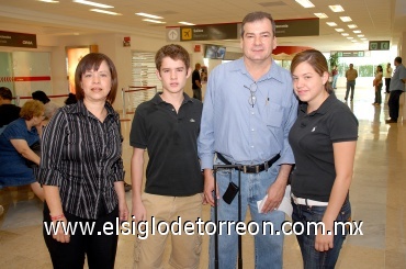 13062008
Lita Cortez, Óscar Casanova, Óscar y Noraliz Casanova viajaron a Los Ángeles