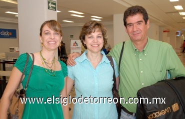 13062008
Marcela y Susana Estens y Édgar Villarreal.