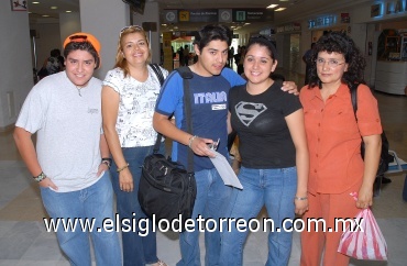 14072008
Carolina Hernández viajó a California de vacaciones y fue despedida por Lidia Espinoza, Enrique Flores, Verónica Benítez y Missael Flores