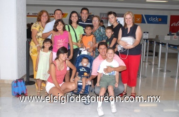 14072008
Jaqueline, Brian, Gabriel, Kremer y Gabrielito regresaron a San Diego y fueron despedidos por su familia