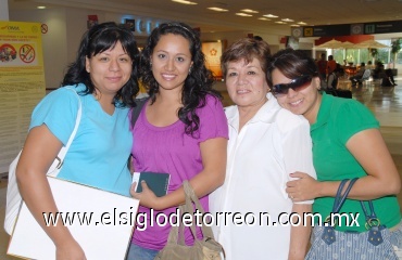 15072008
Celeste González viajó a Canadá y la despidieron Yudith, Lucero y María Estela Ordaz