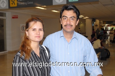 15072008
Joaquín Diosdado viajó a México y lo despidió Raquel Reyes de Diosdado