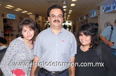 15072008
Luis Casillas Ríos, Diana y Patricia Casillas Gallardo arribaron a Torreón