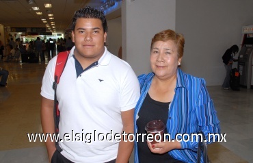 15072008
Oniel del Toro viajó para Atlanta y lo despidió Crucina Muñoz Mireles