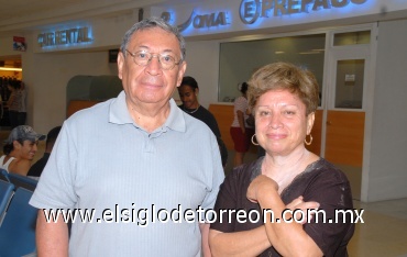 16072008
Antonio Hernández Ortiz y María del Carmen Portillo se fueron a la Ciudad de México en plan de negocio