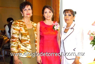 07072008
Paloma acompañada por las organizadoras de su despedida, su futura suegra Sara Elia Aguiñaga de Corrales y Bony López de Mendoza.
