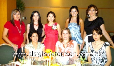 07072008La festejada junto con algunas de las asistentes a su despedida, Claudia de Luviano, Aracely de Luviano, Maka Niño, Sandra Córdova, Soraida Ortíz, Paty de Castro y Mayela de Gutiérrez.