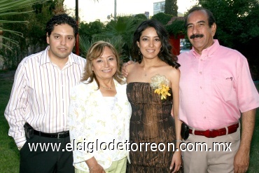 09072008
Cynthia Valeria acompañada de su hermano raúl Netzahualcóyotl Muñoz de León Segovia y sus papás Raúl Muñoz de Léon y Lupita Segovia de Muñoz de León
