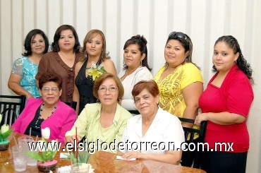 09072008
Emily Ruiz Rivera en su despedida de soltera junto a un grupo de amigas asistentes a su festejo