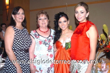 09072008
La festejada junto con las organizadoras de su despedida Tere Llorens de Reynoso, Marycruz Orduña de Castañeda y Arlene Llorens de Abboud