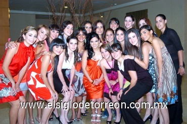 09072008
Pamela acompañada por algunas de las asistentes a su despedida