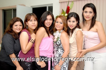 12072008
Diana Marisela Linck Meléndez acompañada de Cristy, Nadia, Fabiola, Lily y Lupita