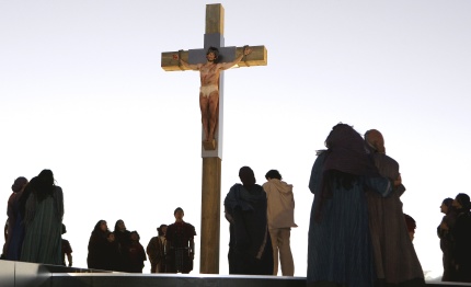 La séptima estación del Via Crucis continuaba en la pantalla y los presos romanos, entre ellos Simón, el judío oriundo de África que sostuvo la cruz de Jesús, estaban representados, como las mujeres de Jerusalén, por aborígenes australianos.