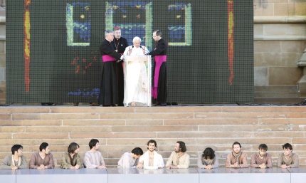 Cuatro mujeres aborígenes lloraron por Jesús de Nazaret en un espectacular Via Crucis interpretado en Sidney, con la participación del papa Benedicto XVI, en el marco de la Jornada Mundial de la Juventud.