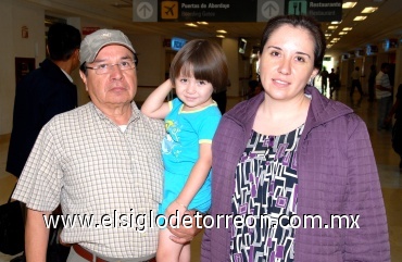 17072008
Héctor Cantú y Monserrat Cantú recibieron a Arely Cantú, quien llegó de Guadalajara