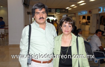 17072008
Raúl Martínez Hernández fue despedido por su esposa María de Lourdes Mojica en su viaje a Tuxtla Gutiérrez, Chiapas