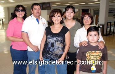 18072008
Con destino a México y Puebla viajaron Laura, Liliana, Angélica y Jorgito, quienes fueron despedidos por Raquel y Francisco