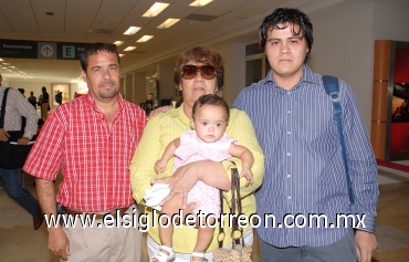 18072008
Eduardo López viajó al Distrito Federal y fue despedido por Rosario López de Lara, Juan Portillo y la bebita Bárbara Portillo