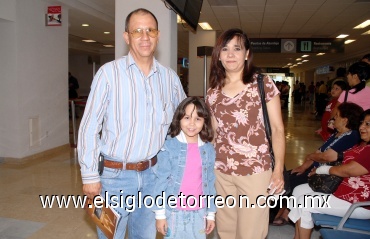 18072008
José Antonio Córdova, su esposa Liliana Fernández de Córdova y su hija Verónica viajaron de vacaciones a Veracruz