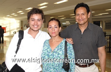 18072008
Para disfrutar de unas vacaciones en el Distrito Federal viajaron Lego, Paty y Jorge Lugo