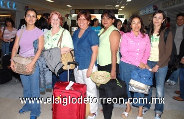 19072008
Procedentes de México llegaron Susana, Garbiñe, Luz María, Tere, Margarita y Gloria, para pasar unos días en Torreón