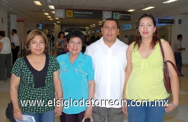21072008
Carmen de Aragón, María Pilar y Ernesto Aragón, y Jenny Buendía de Aragón se fueron a disfrutar las playas de Mazatlán