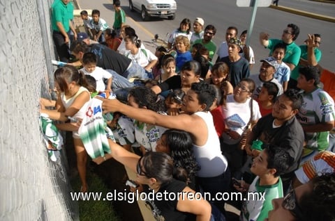 Algunos aficionados buscaban el tan anhelado autógrafo de sus ídolos santistas.