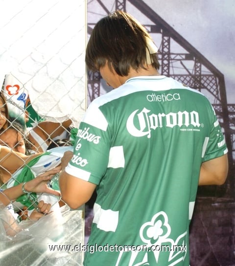 'El Guti' Estrada, dió algunos autógrafos a los aficionados albiverdes durante la foto oficial de los guerreros.