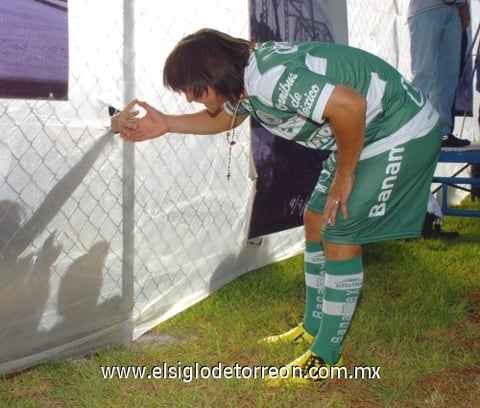 Ivan Estrada fue de los más solicitados por la afición santista.