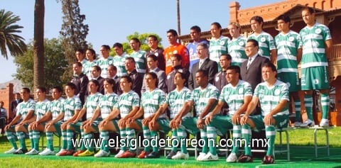 Aguardando las horas para el inicio del torneo de Apertura 2008 del futbol mexicano, Santos Laguna cumple con los últimos compromisos previos, y por ello participó en la toma de la foto oficial del equipo en el Museo de los Metales de Peñoles.