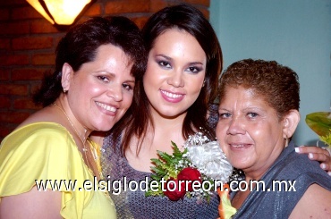 14072008
Laura Niño Solís acompañada por su mamá Laura Solís y su futura suegra Rocío Reyes.