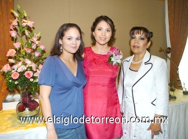 17072008
Paloma Mendoza junto a Rocío Mendoza y Bony López de Mendoza.