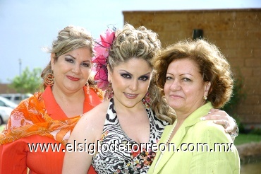 17072008
Verónica junto a las organizadoras de su despedida, Hortensia Tello de Esqueda y Josefa Berumen de Ramírez