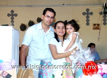 17072008
La pequeña Sofía Burgos Márquez cumplió un año de edad, por lo que fue festejada por sus papás Eduardo Burgos Córdova e Ivonne Márquez
