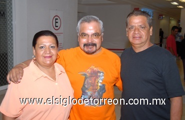 22072008
Alfredo Macías, retornó a San Francisco, California, sus hermanos Mercedes y Héctor Macías acudieron a despedirlo