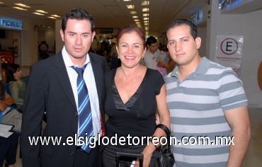 22072008
Por motivos de negocio viajaron a Cd. Juárez y Nueva York, César Cano Madinaveitia y Édgar Alberto Madinaveitia, les deseó feliz viaje Carmen Madinaveitia